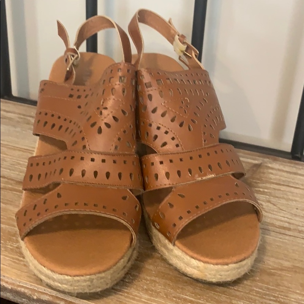 Light brown wedges